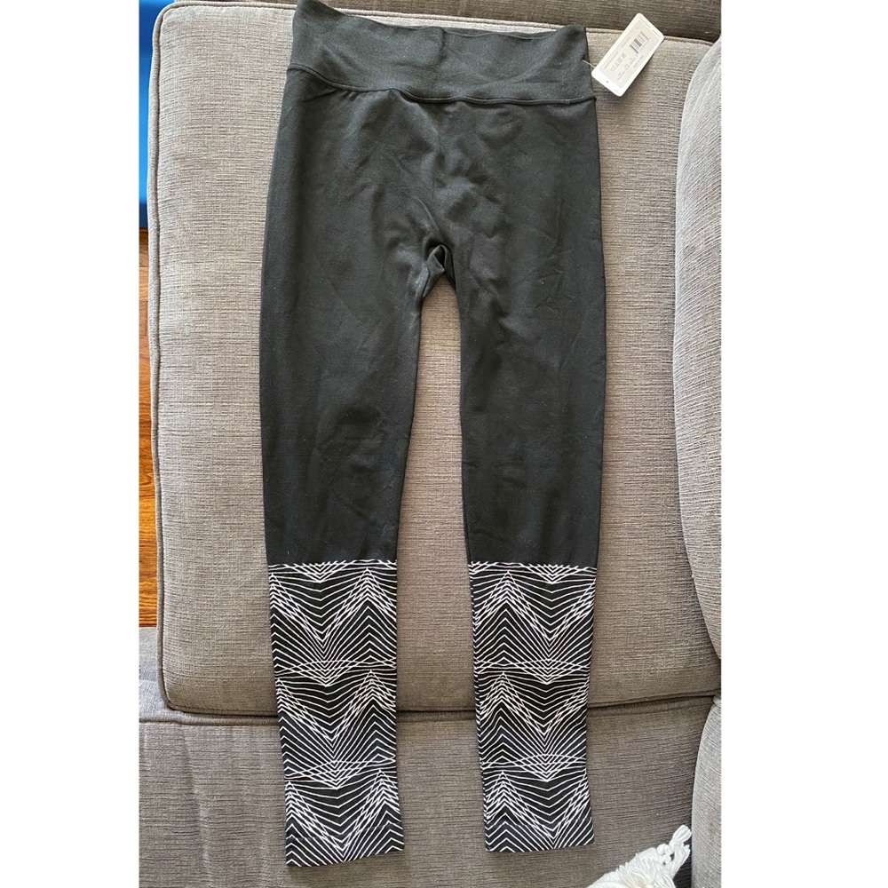 *NWT* black leggings with design, L/XL
